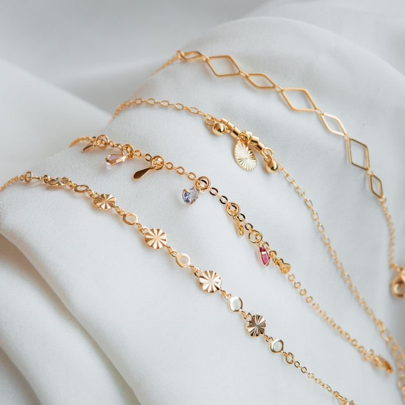 Pulseira gota raiada com esferas folheada a ouro 18k