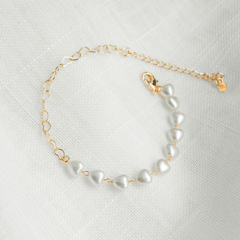 Pulseira metade malha de corações e metade pérolas em coração folheada a ouro 18k