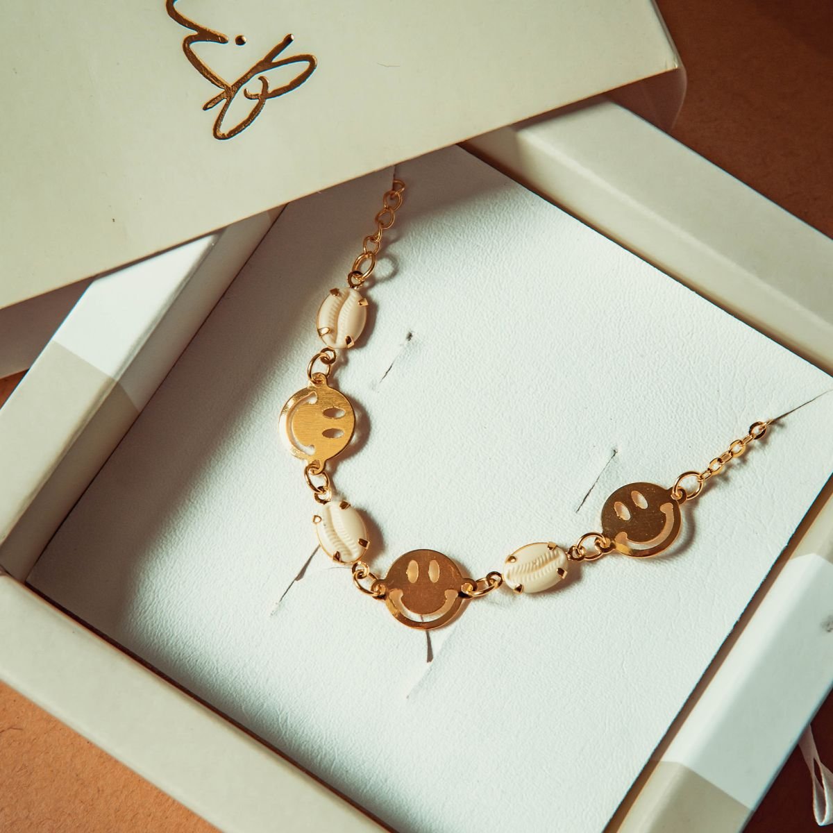 Pulseira smile e búzio de resina italiana folheada a ouro 18k