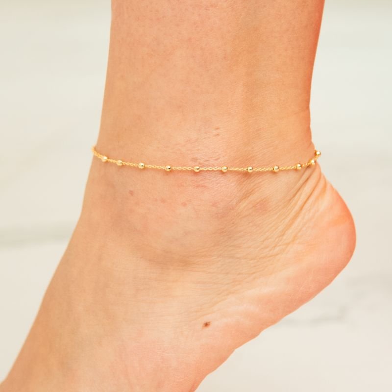 Tornozeleira de esferas lisas folheada a ouro 18k