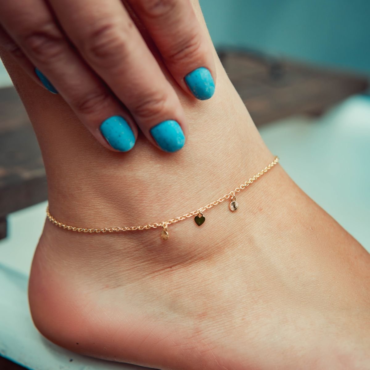 Tornozeleira de moeda em estrelinhas e coração folheada a ouro 18k