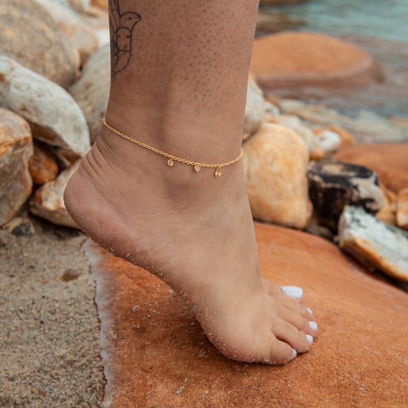 Tornozeleira de moeda em estrelinhas e coração folheada a ouro 18k
