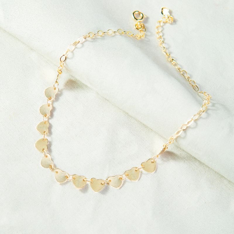 Tornozeleira plaquinhas em corações folheada a ouro 18k