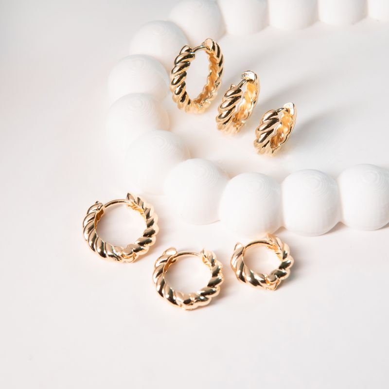 Trio de argolas torcidas folheadas a ouro 18k