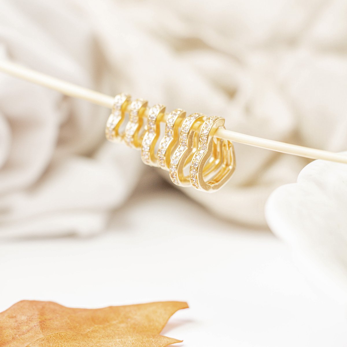 Trio de argolas coração cravejadas em zircônias brancas folheadas a ouro 18k