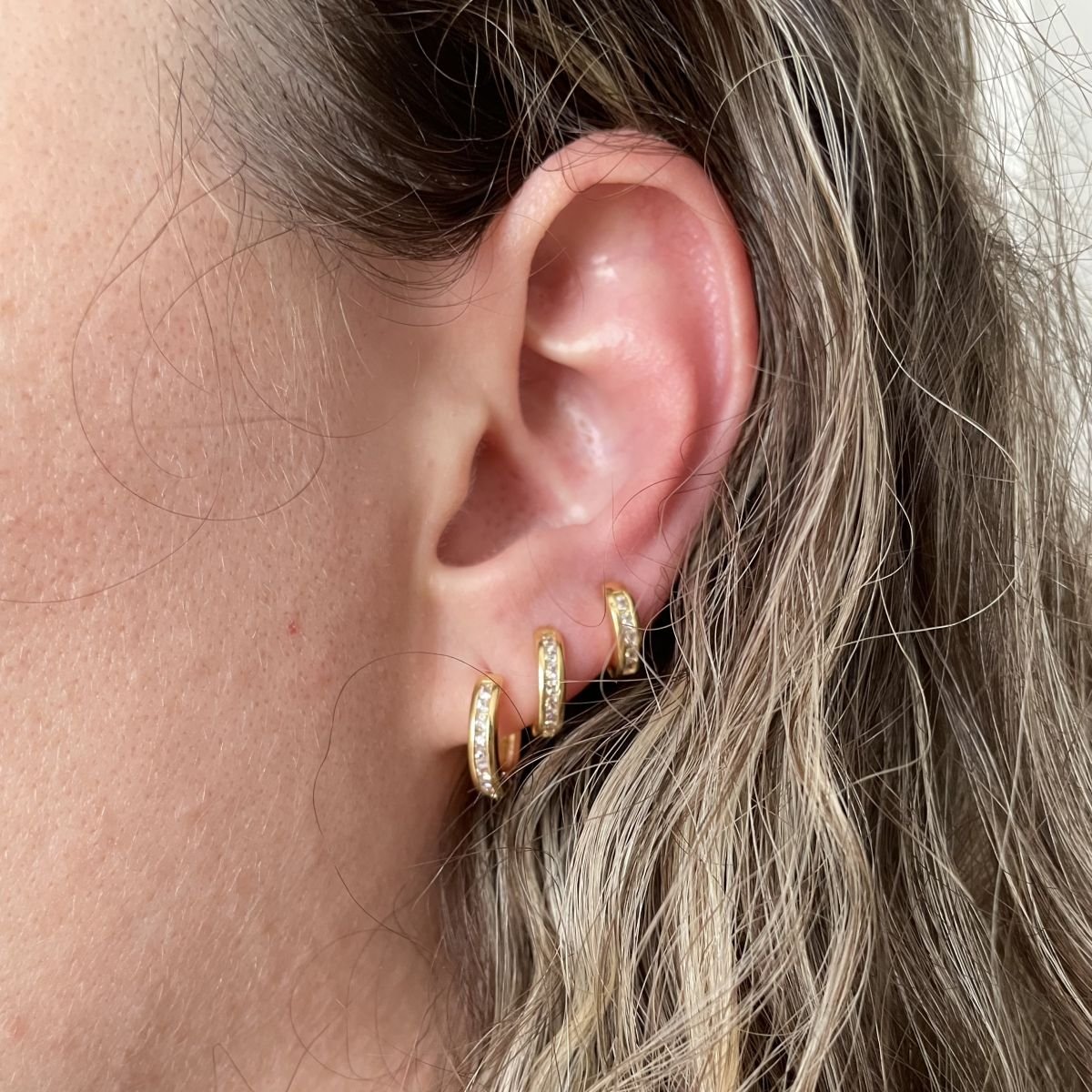 Trio de argolas de zircônias brancas cravejadas folheadas a ouro 18k