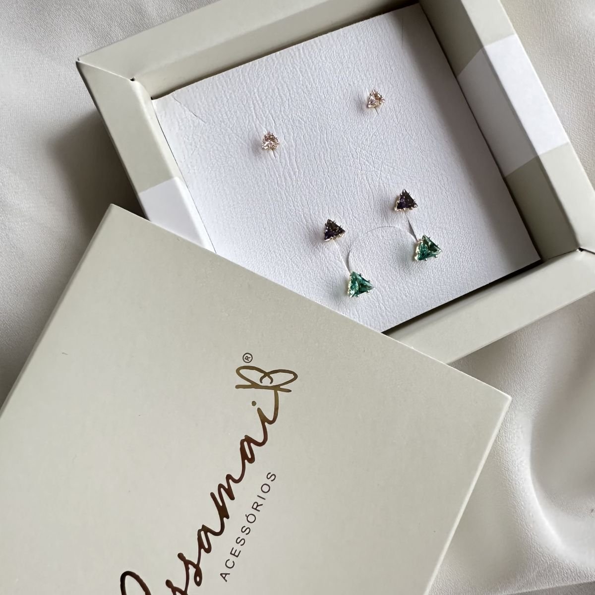 Trio de brincos em triângulo folheados a ouro 18k