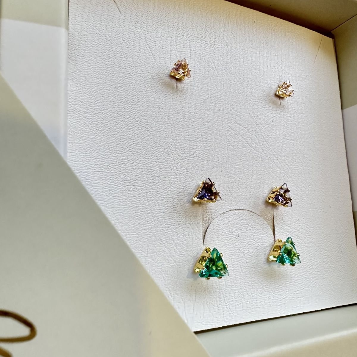 Trio de brincos em triângulo folheados a ouro 18k