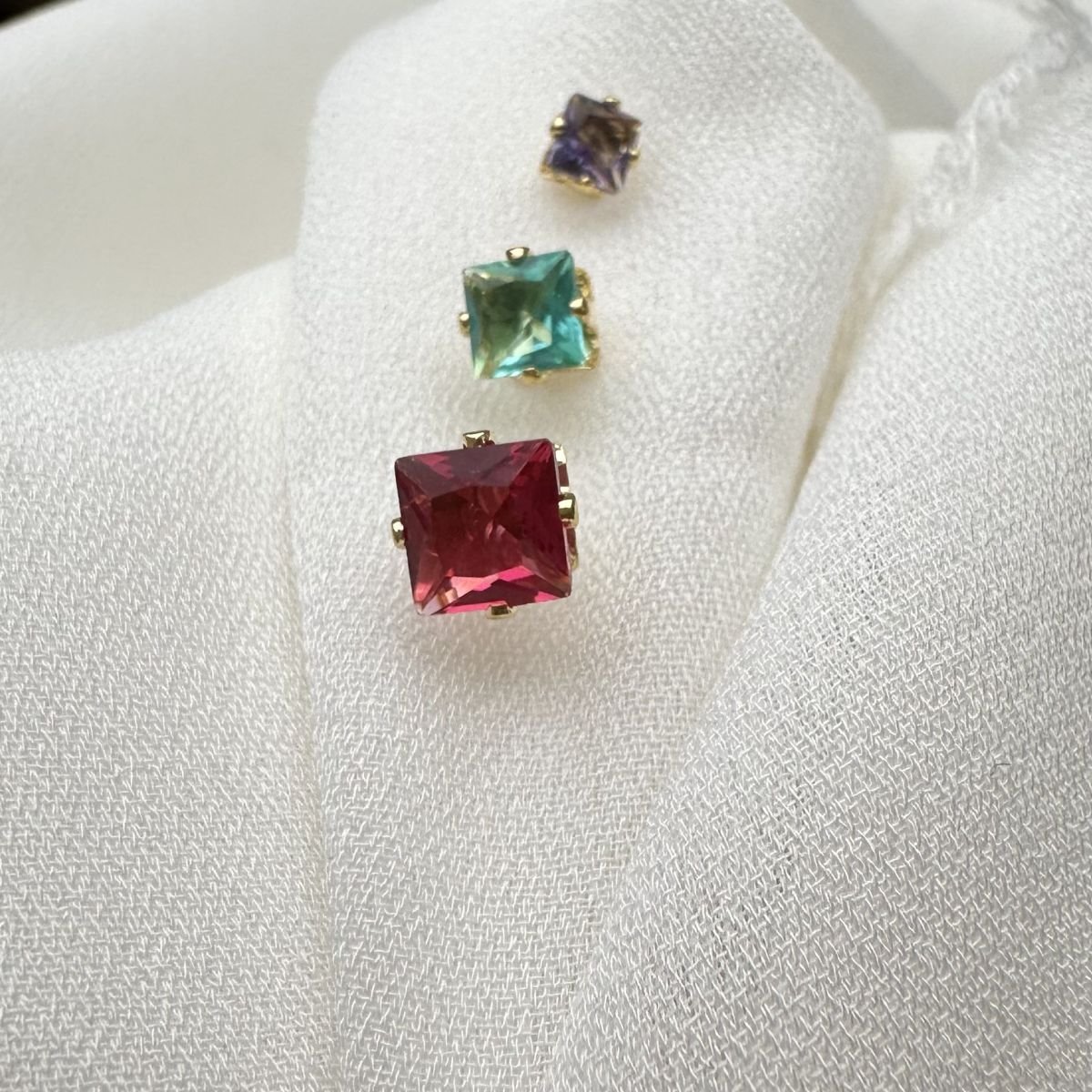 Trio quadrado de zircônias coloridas folheado a ouro 18k