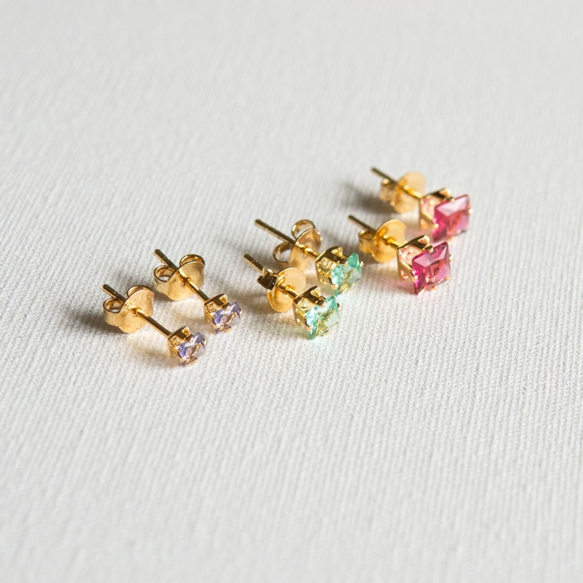 Trio quadrado de zircônias coloridas folheado a ouro 18k